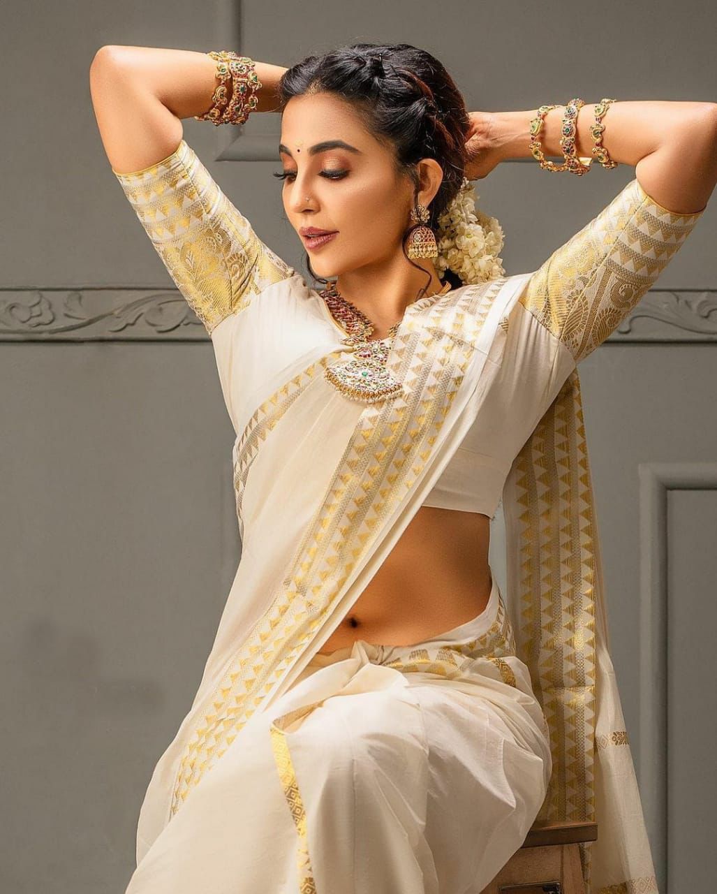 Embrocation Eggshell Soft Silk Weaving Saree