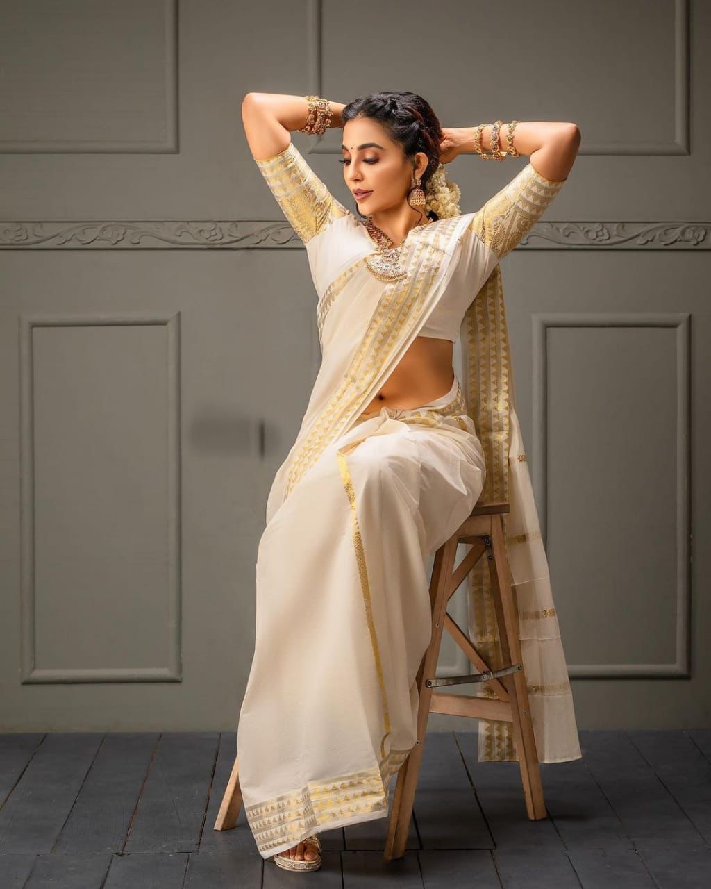 Embrocation Eggshell Soft Silk Weaving Saree