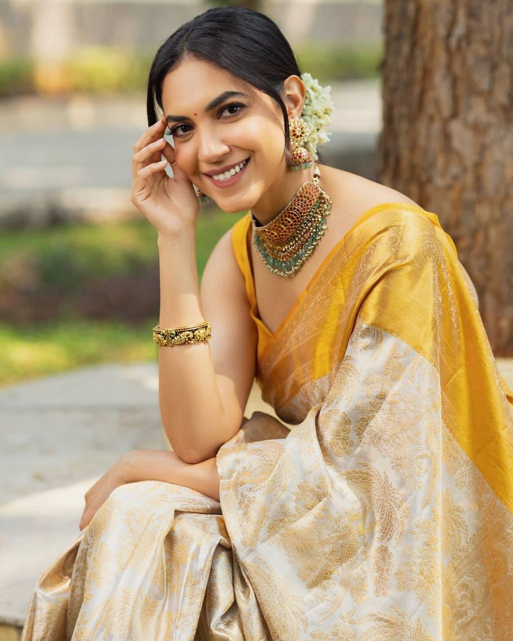 Cascading Beige Soft Silk Weaving Saree