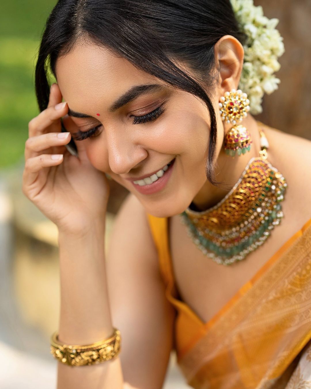 Cascading Beige Soft Silk Weaving Saree