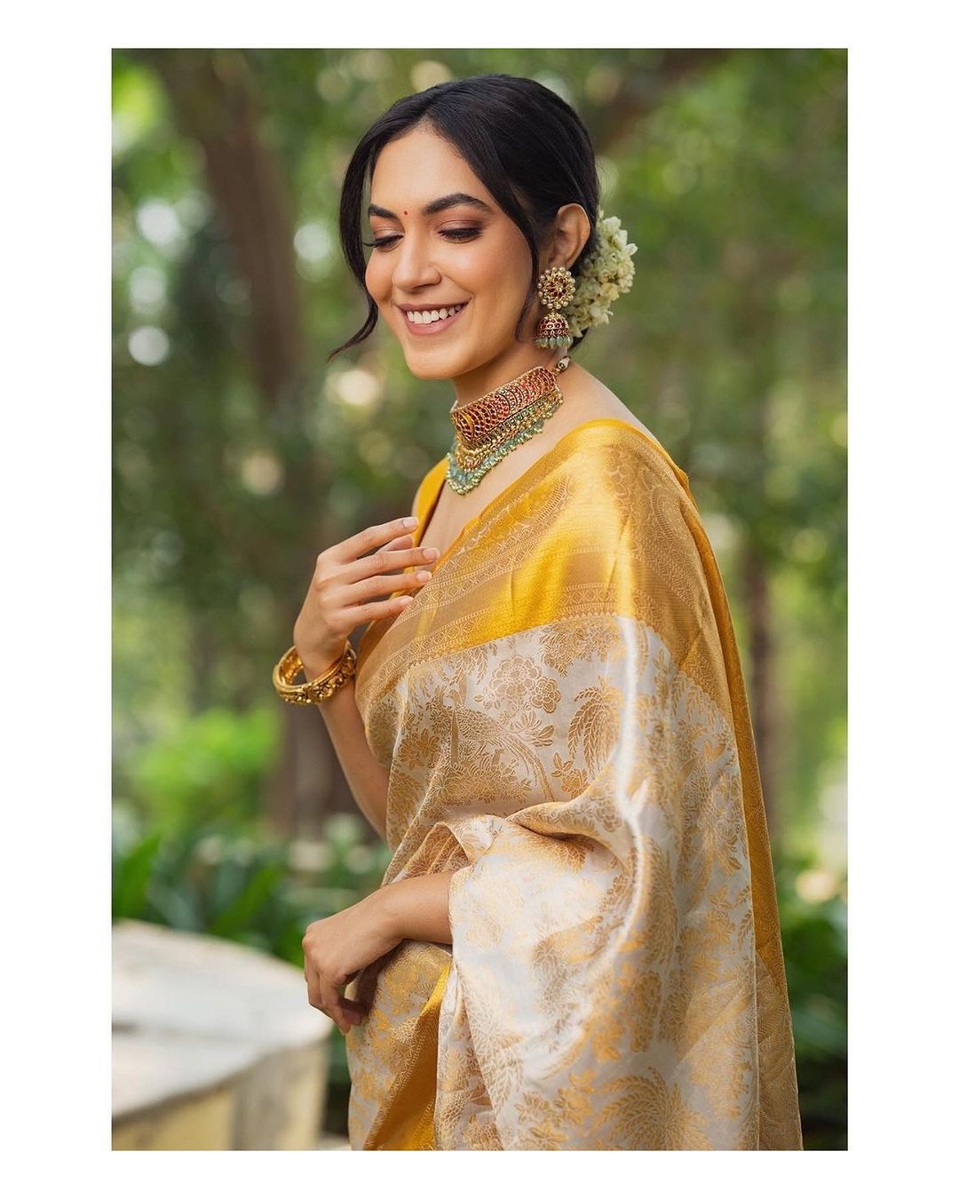 Cascading Beige Soft Silk Weaving Saree