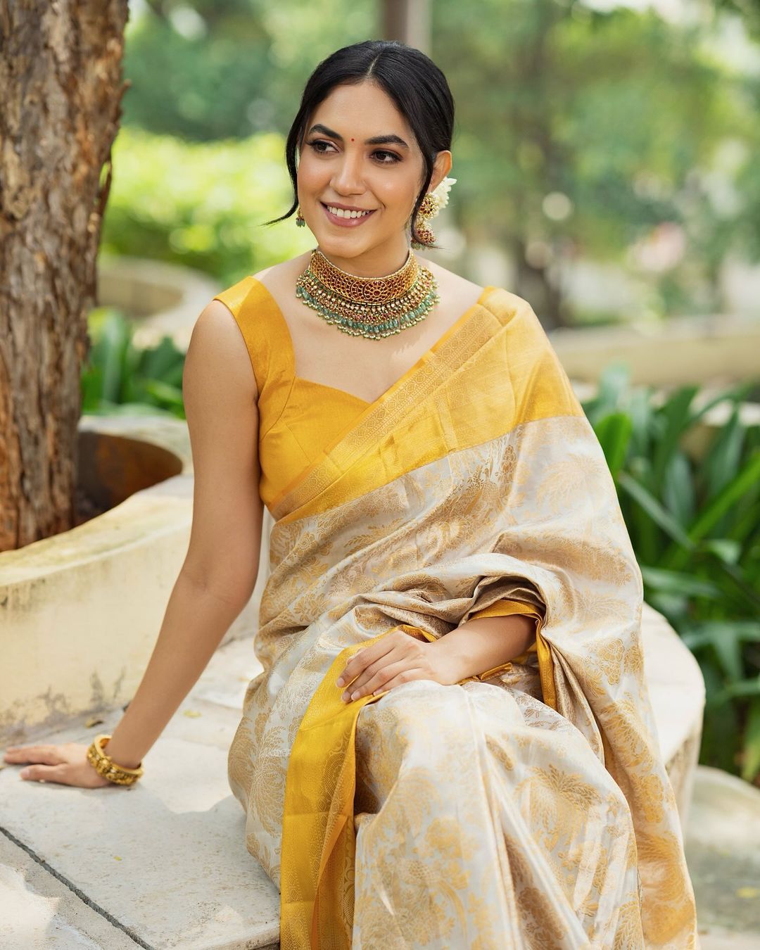 Cascading Beige Soft Silk Weaving Saree
