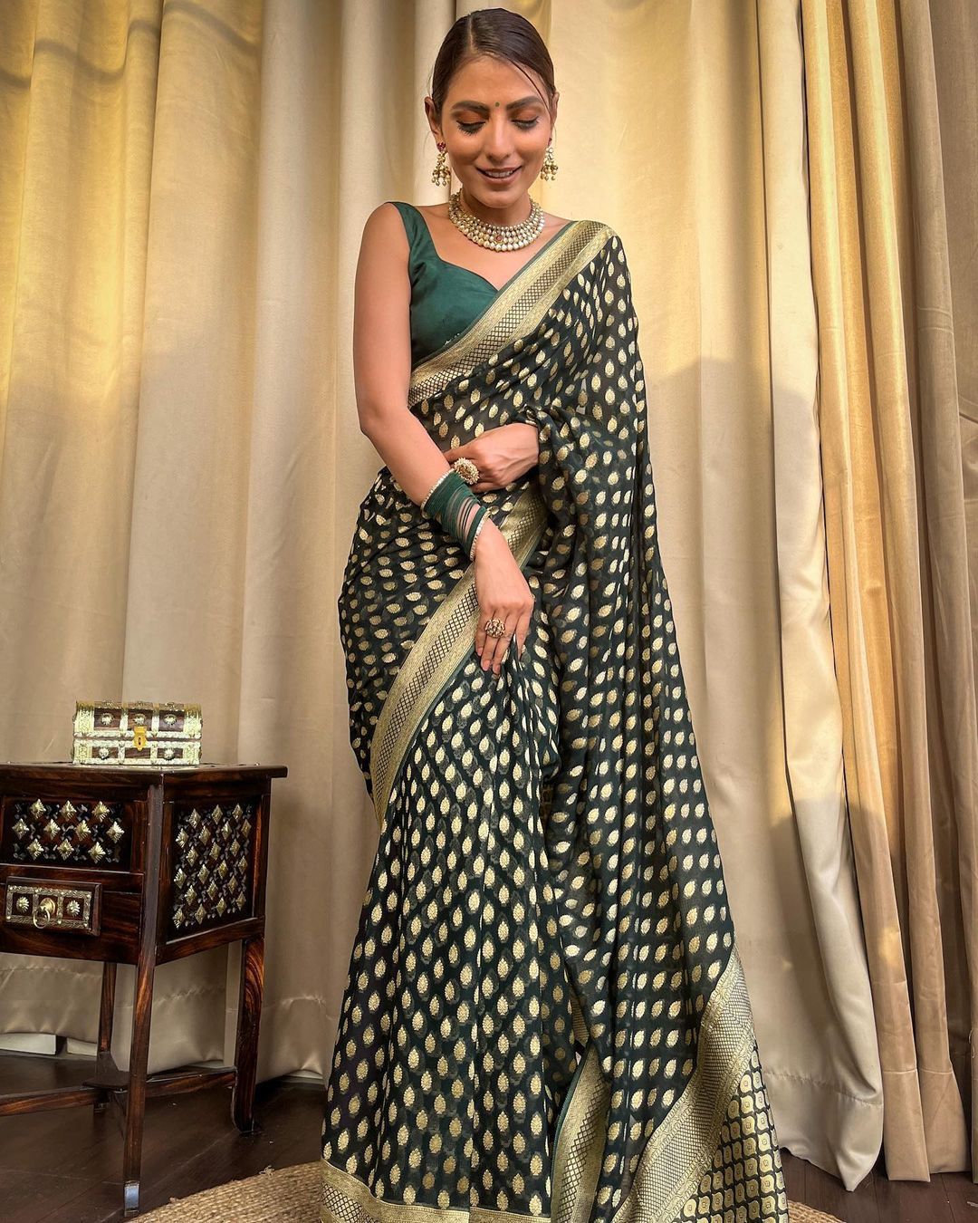 Entrancing Green Soft Banarasi Silk Weaving Saree