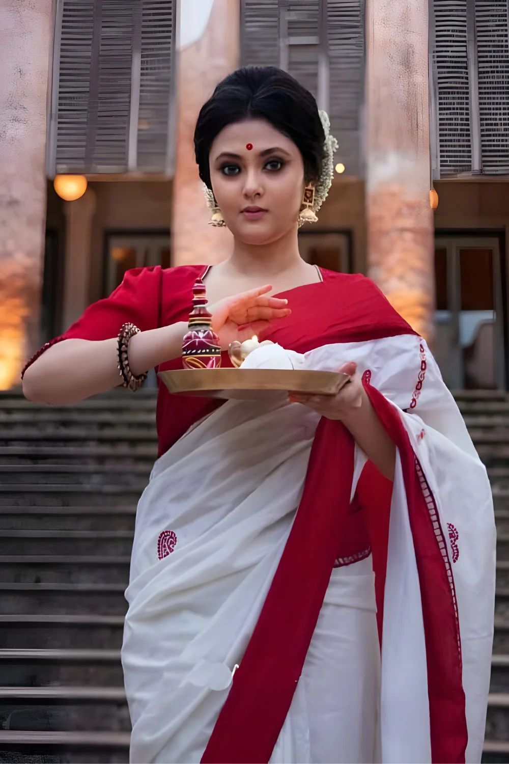 Gorgeous White And Red Soft Silk Weaving Saree