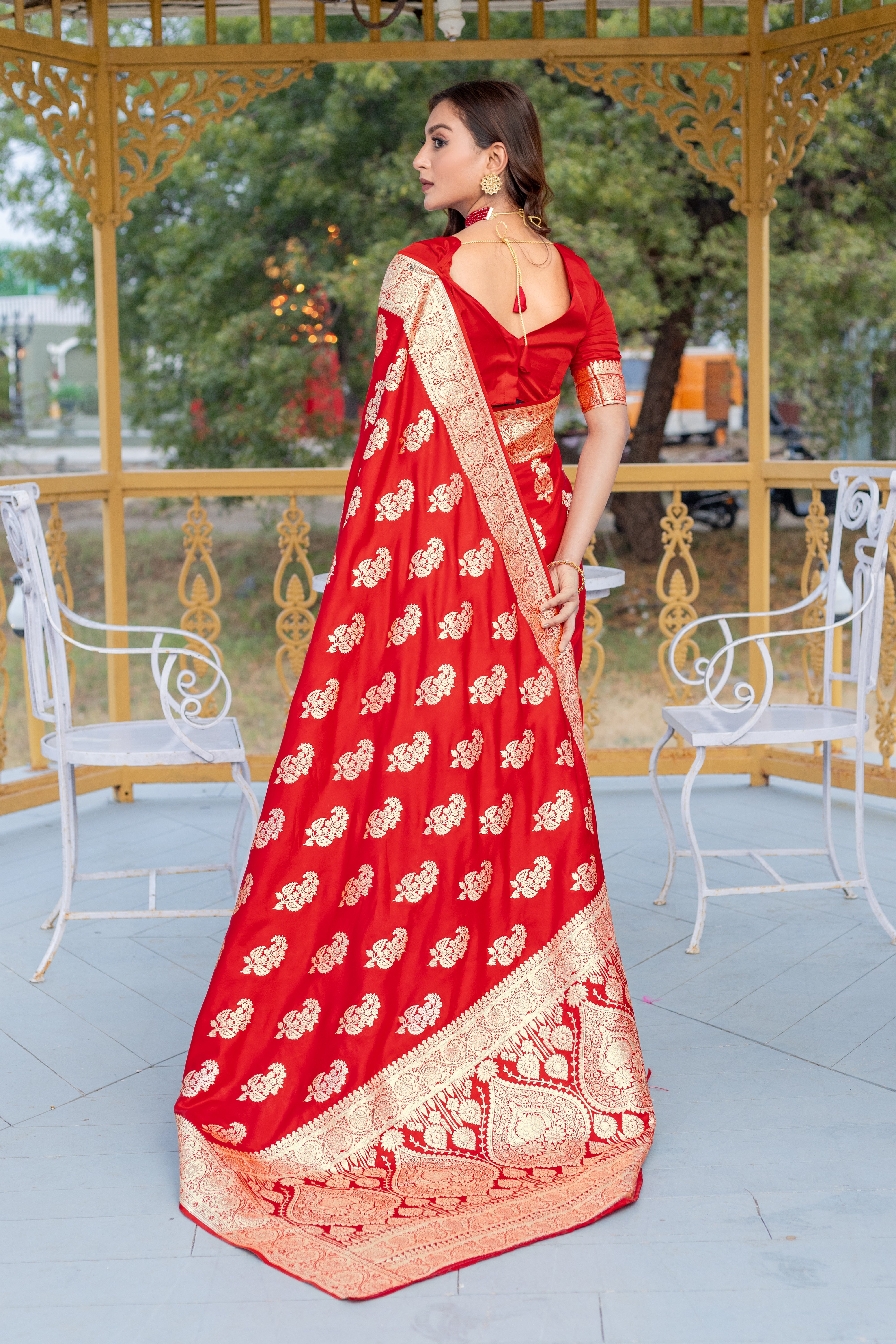 Slatted blinds Red Zari Twisted Banarasi Satin Silk Saree