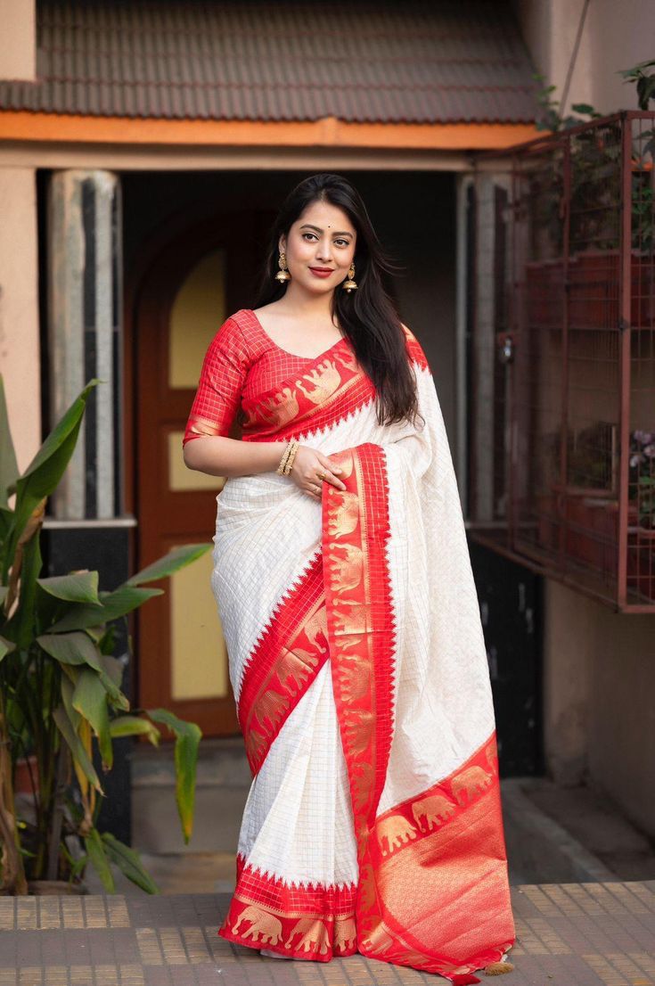 Graceful Bone White Soft Silk Weaving Saree