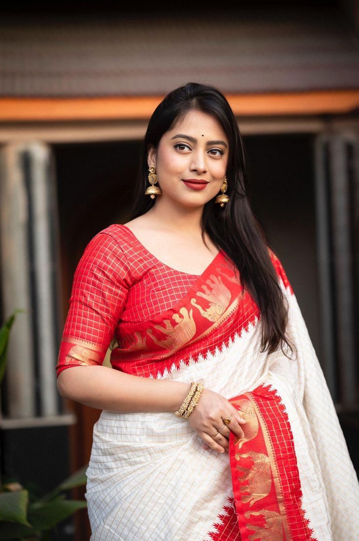 Graceful Bone White Soft Silk Weaving Saree