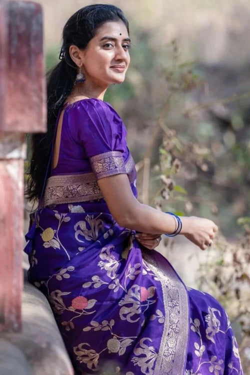 Exquisite Magenta Soft Silk Weaving Saree