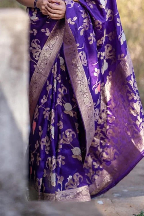 Exquisite Magenta Soft Silk Weaving Saree