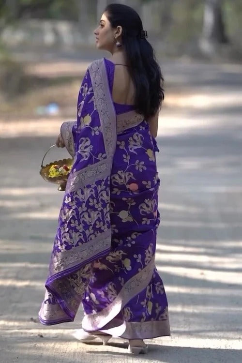 Exquisite Magenta Soft Silk Weaving Saree